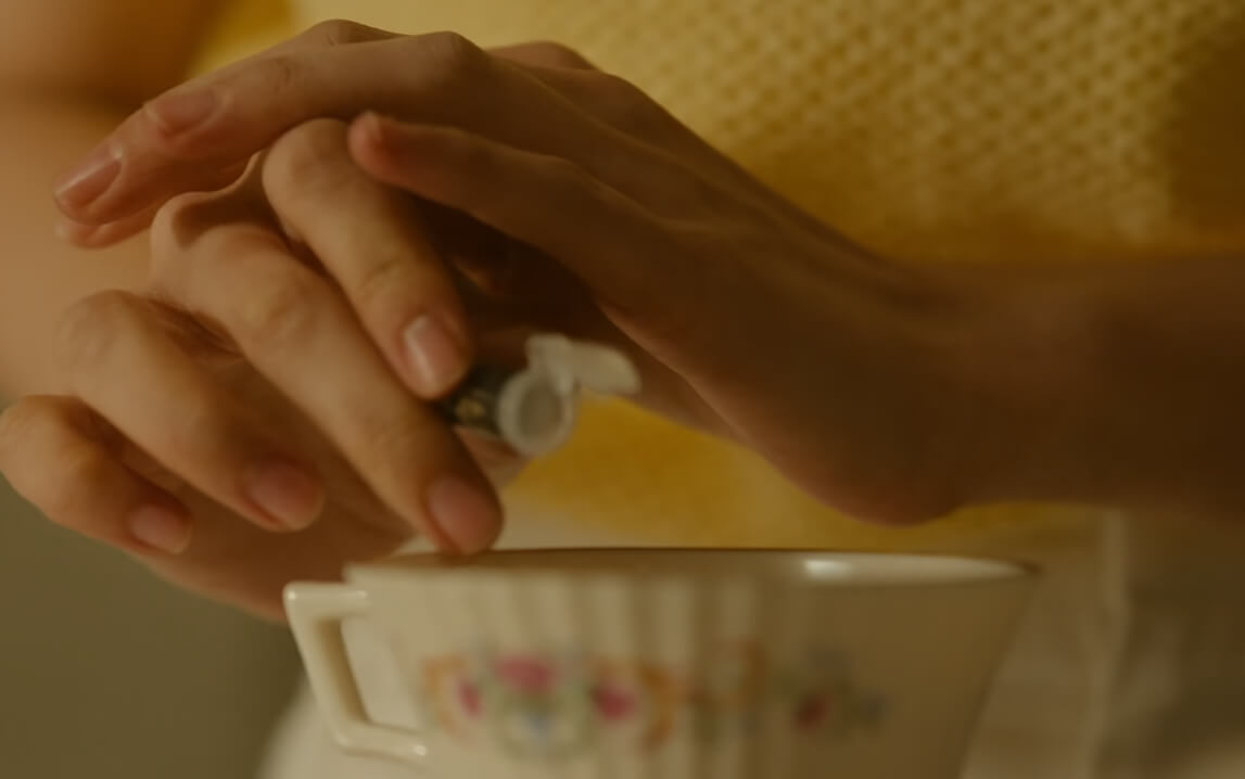 차에 무언가를 넣고 있는 모습