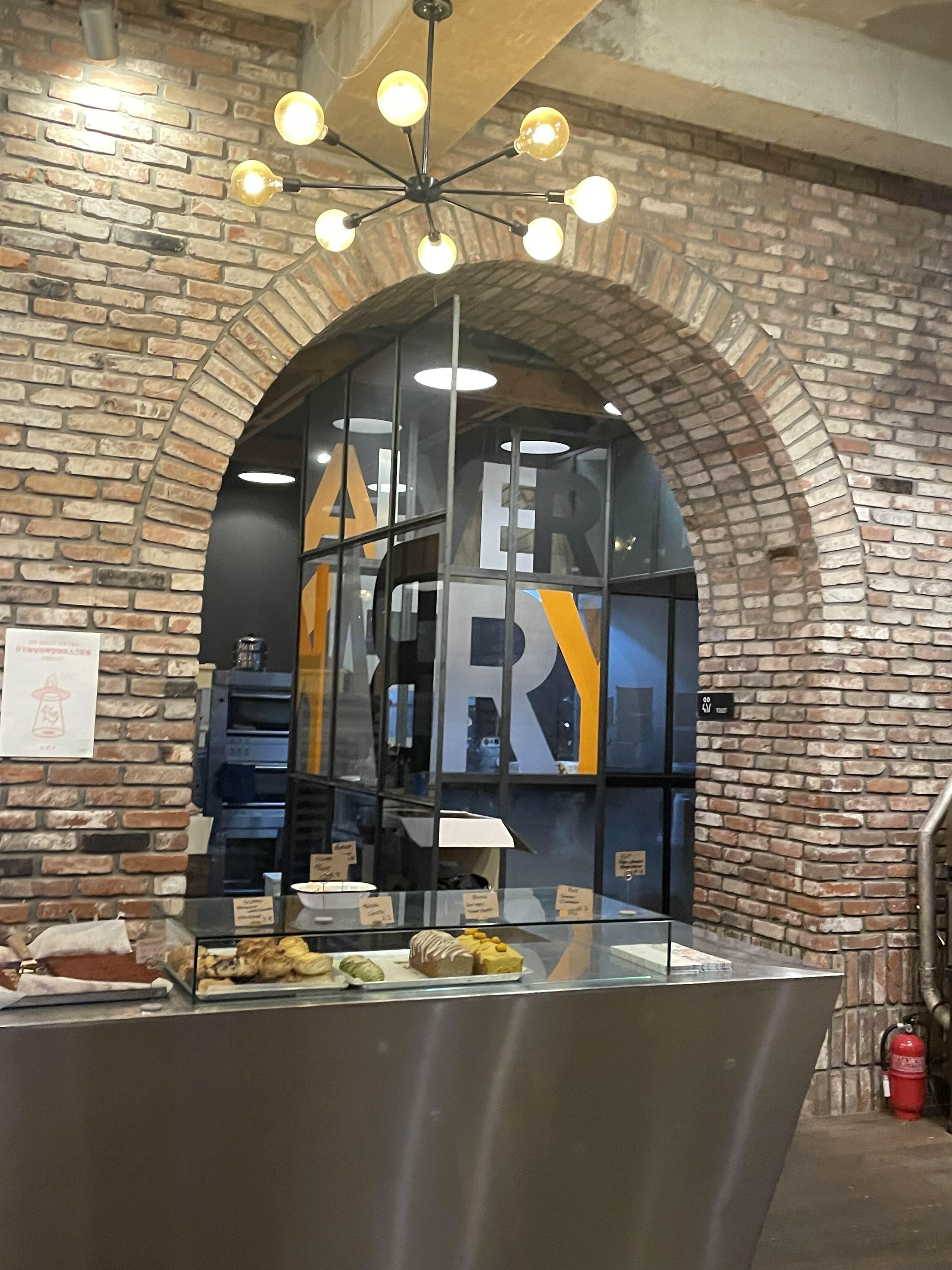 벽돌과 조명으로 된 인테리어