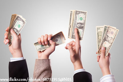 지폐뭉치를-들고-펼쳐보이고-있는-4사람의-손