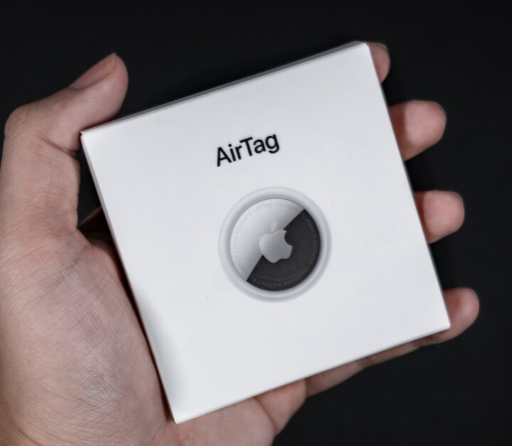 애플-에어태그-들고-있는-모습