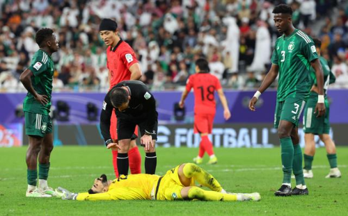 알트태그-경기장에 누워 있는 사우디 골키퍼