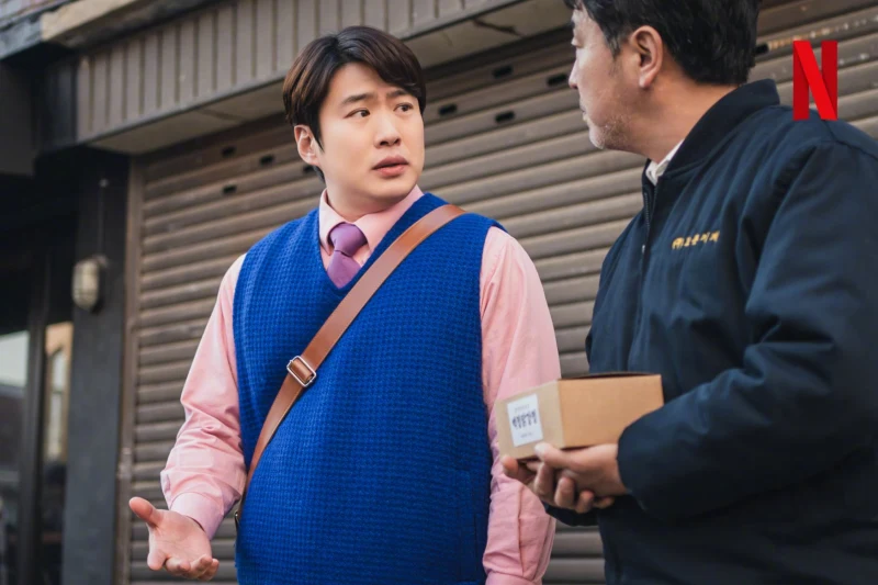 닭강정을 들고 있는 류승룡과 안재홍