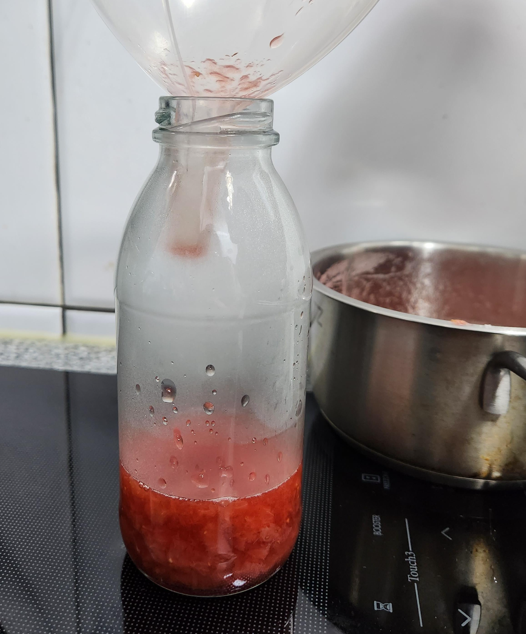 우유병에 퓨레 넣기
