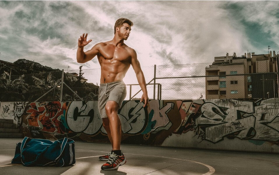 운동하고 있는 남성