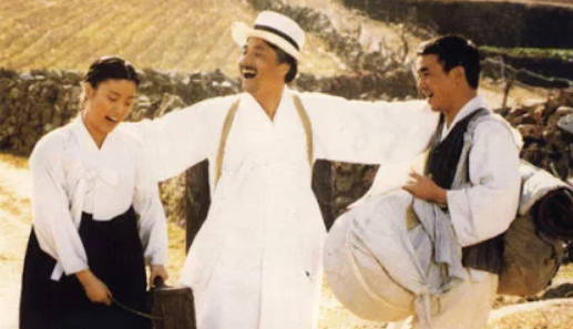 영화 서편제의 한 장면으로 아버징하 딸 아들이 노래하며 장단을 맞추는 장면