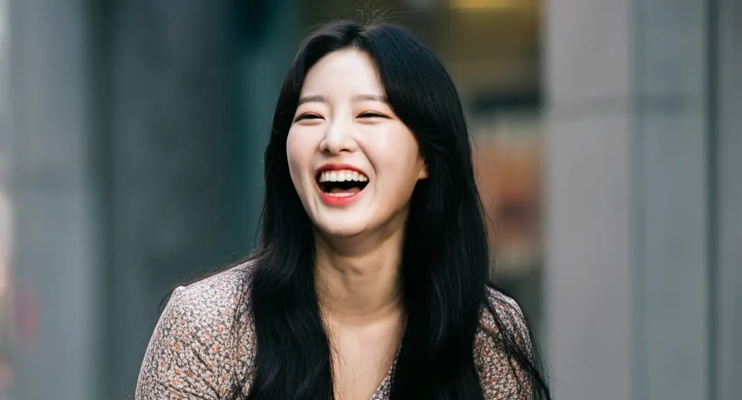 밝게 웃는 여성