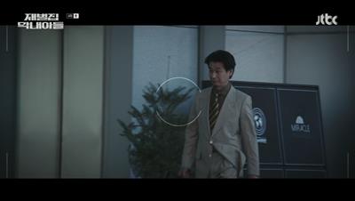 진동기의 부하 직원에게 사진을 찍히고 있는 오세현