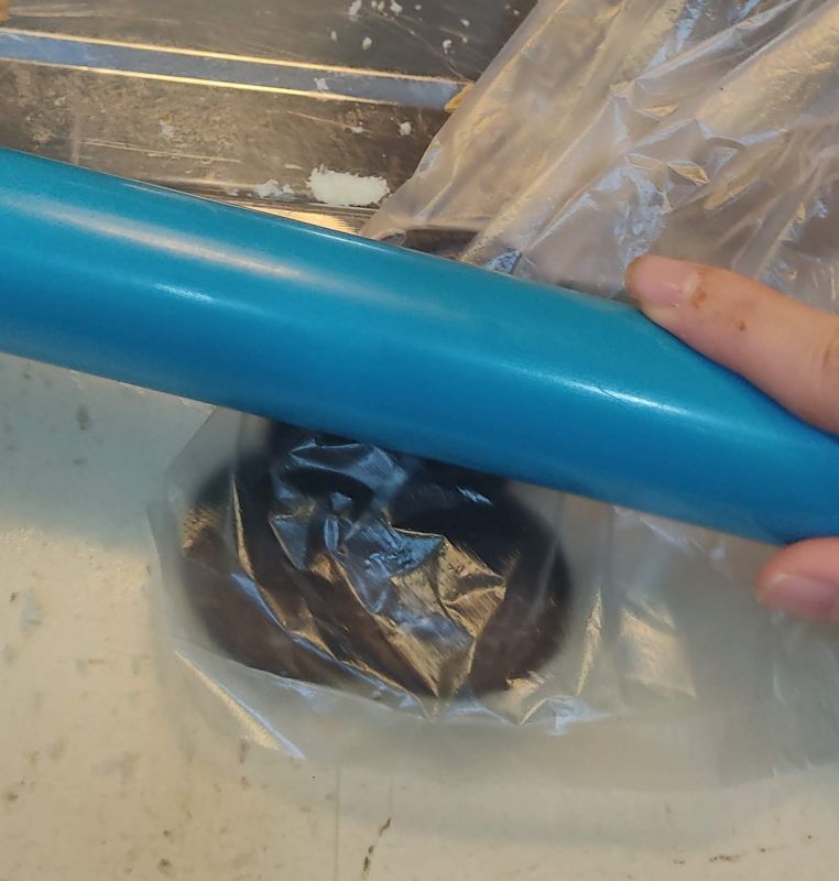 오레오를 봉지에 넣고 밀대로 눌러 부수는 사진