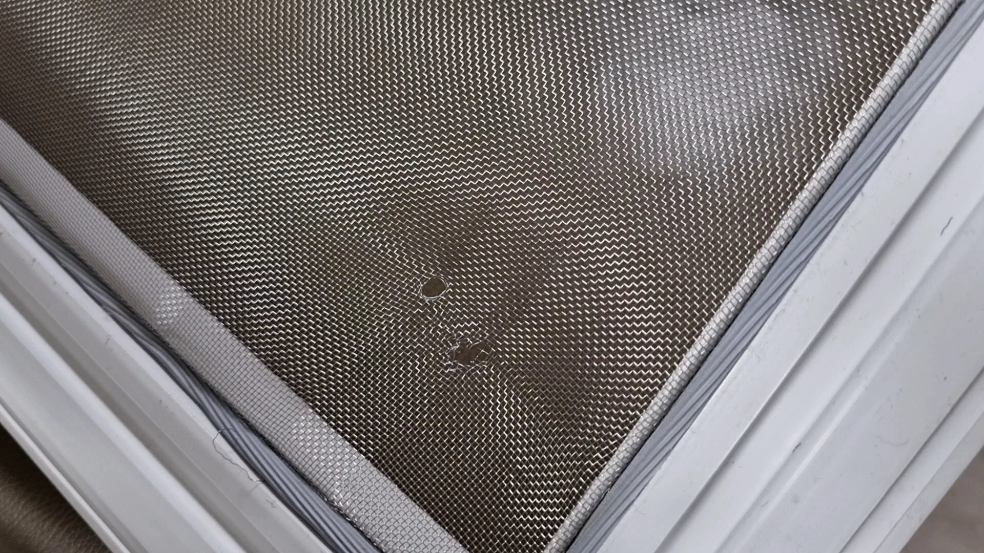 스텐 방충망 구멍