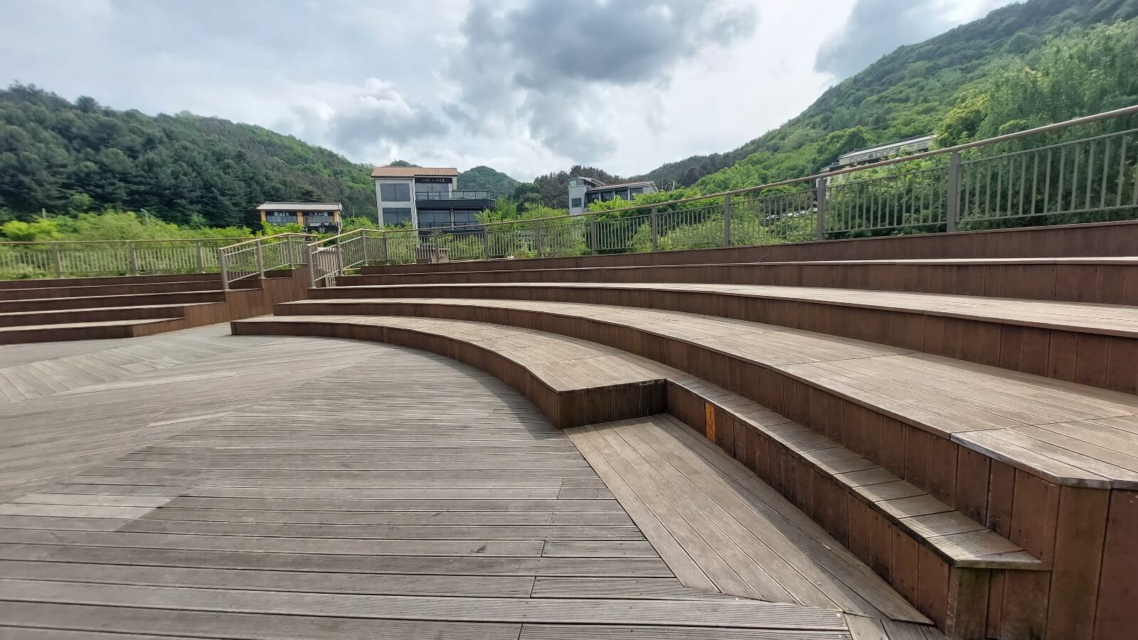 아중호수 수상데크광장 모습