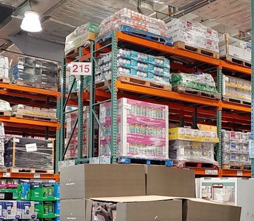 코스트코 매장 내부 사진으로 각종 제품들이 진열되어 있습니다.