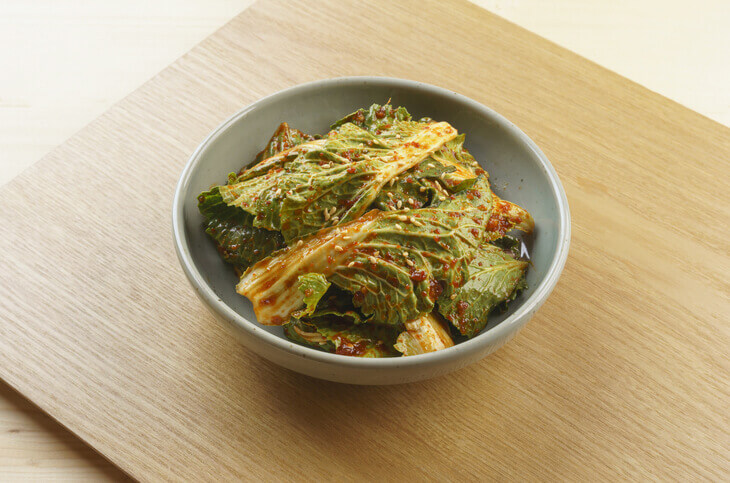 빨갛게 버무려진 봄동 겉절이