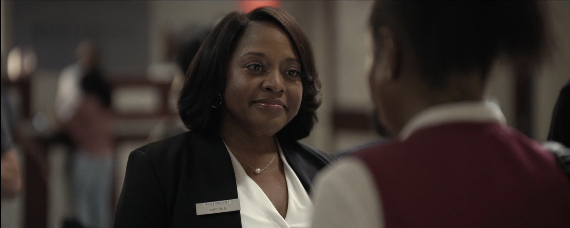 영화 《벼랑 끝에 서서》에서 니콜 역을 맡은 셰리 셰퍼드가 자니야와 대화하는 장면 스틸컷