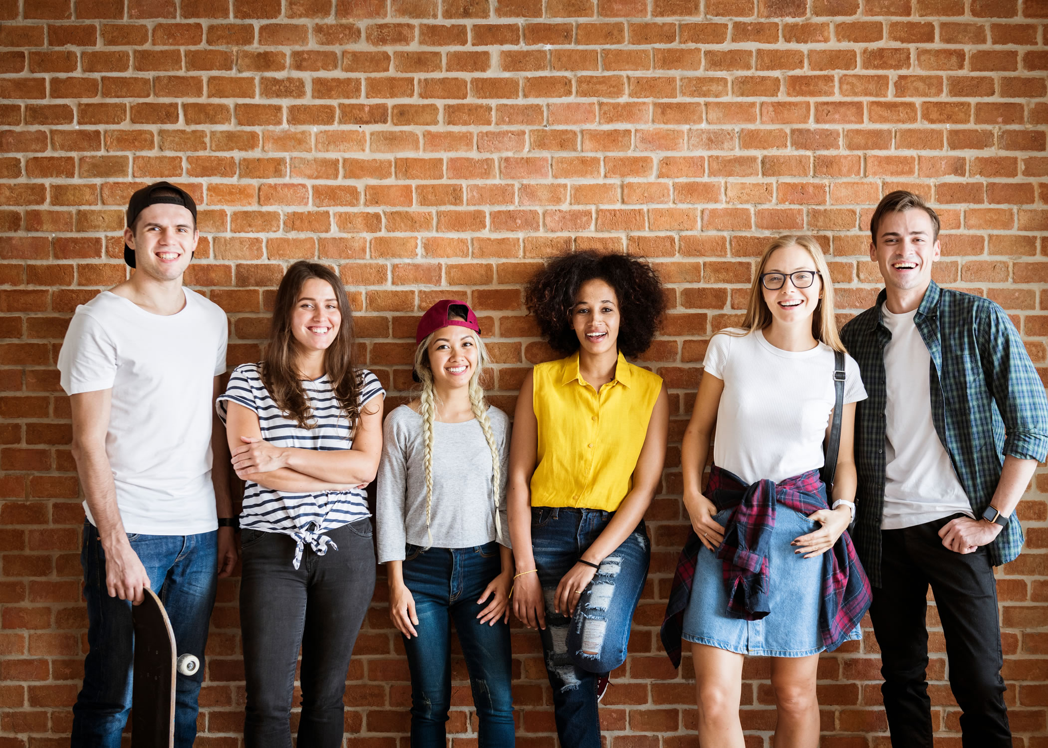 밝은 표정의 청년들