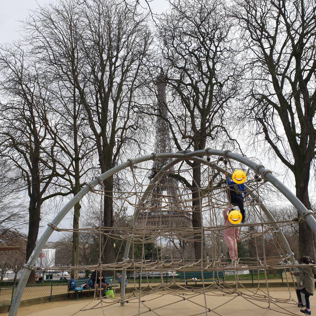 에펠탑 근처 정글짐 놀이터