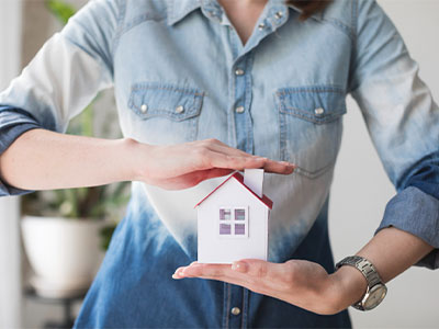 손에 작은 집 모형을 들고 있는 이미지. 경쟁률이 높은 청년주택 신청자들의 실제 사례를 다루고 있는 시각적 표현입니다