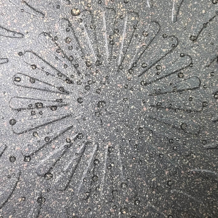 프로쉬 그린레몬으로 설거지 한 뒤의 불판으로 겉보기에는 굉장히 깨끗해 보인다