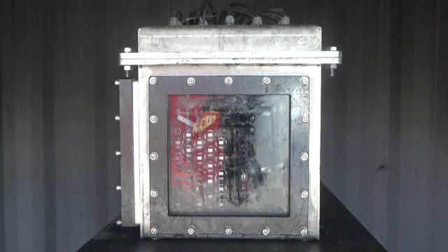 액침냉각 ESS 안정성 테스트 영상 배터리를 열폭주 시켜 인위적으로 화재가 발생했지만 리튬이온 배터리 모듈을 가득 채운 냉각 플루이드(Thermal Fluids·절연액)가 화재를 원천 차단하는 모습.