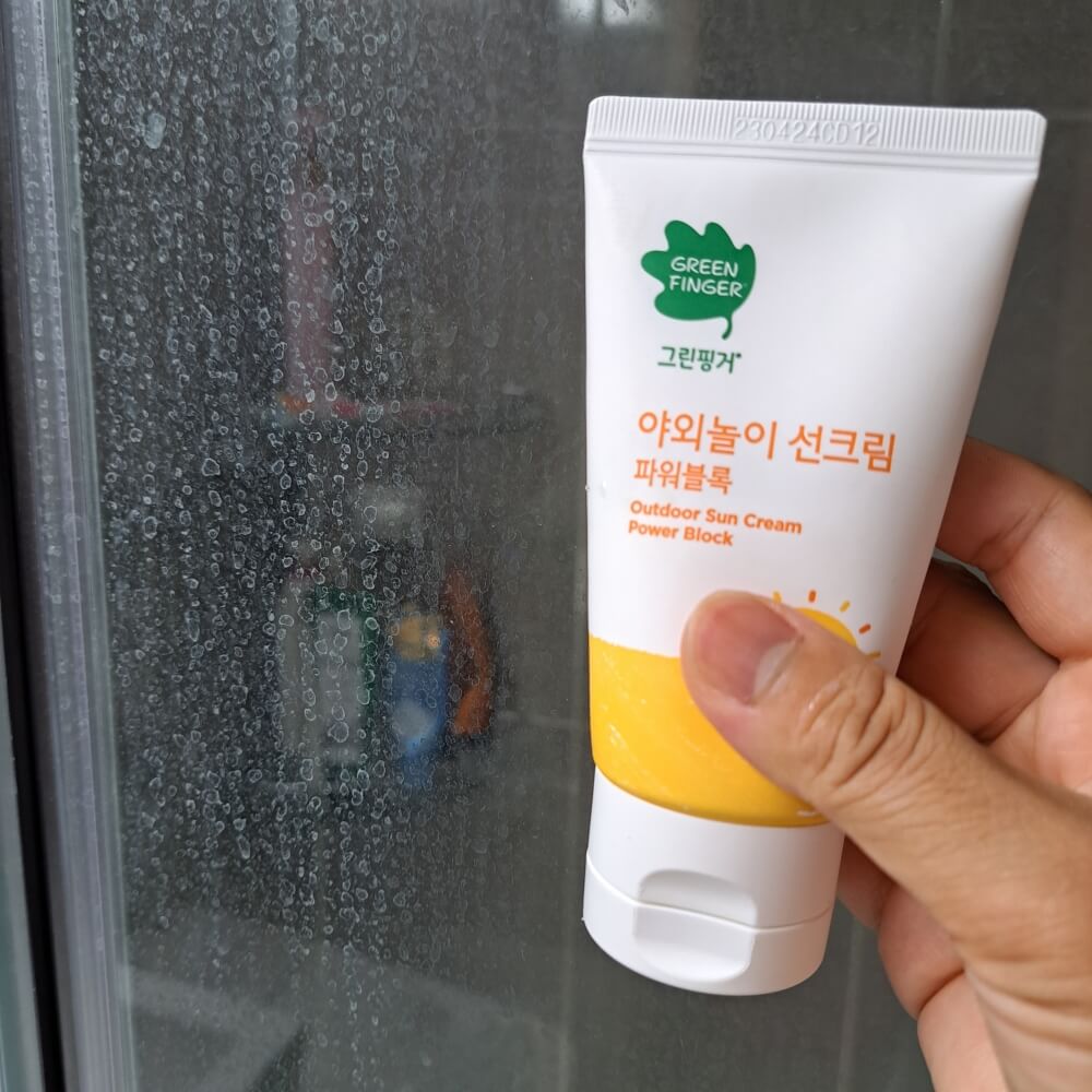 샤워부스를 청소할 선크림