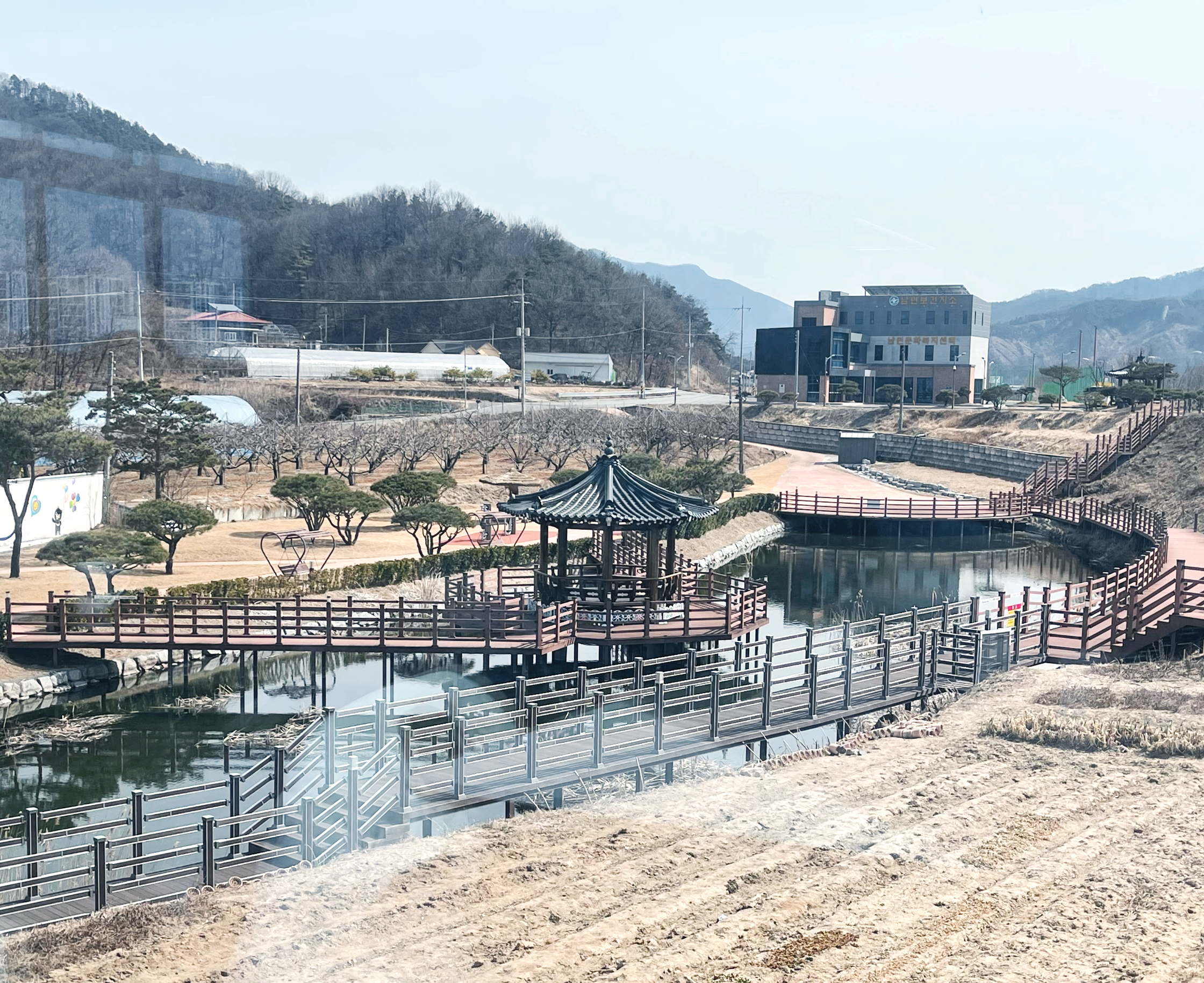 카페 내부에서 찍은 사진