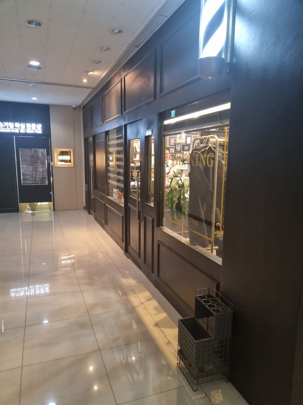 더킹바버샵 동탄점 입구