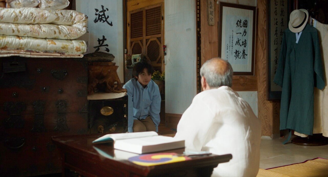 할아버지께 문안 인사를 드리는 장손 성진의 모습