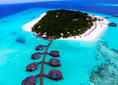 몰디브 해변에서 조금 떨어진 작은 섬