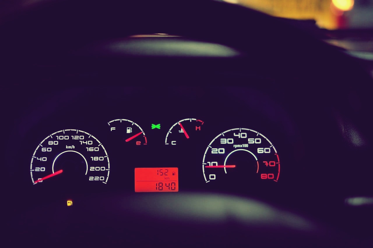 속도가-올라가는-자동차-계기판