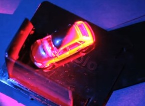 홀로그램-기술로-자동차를-입체적으로-나타낸사진