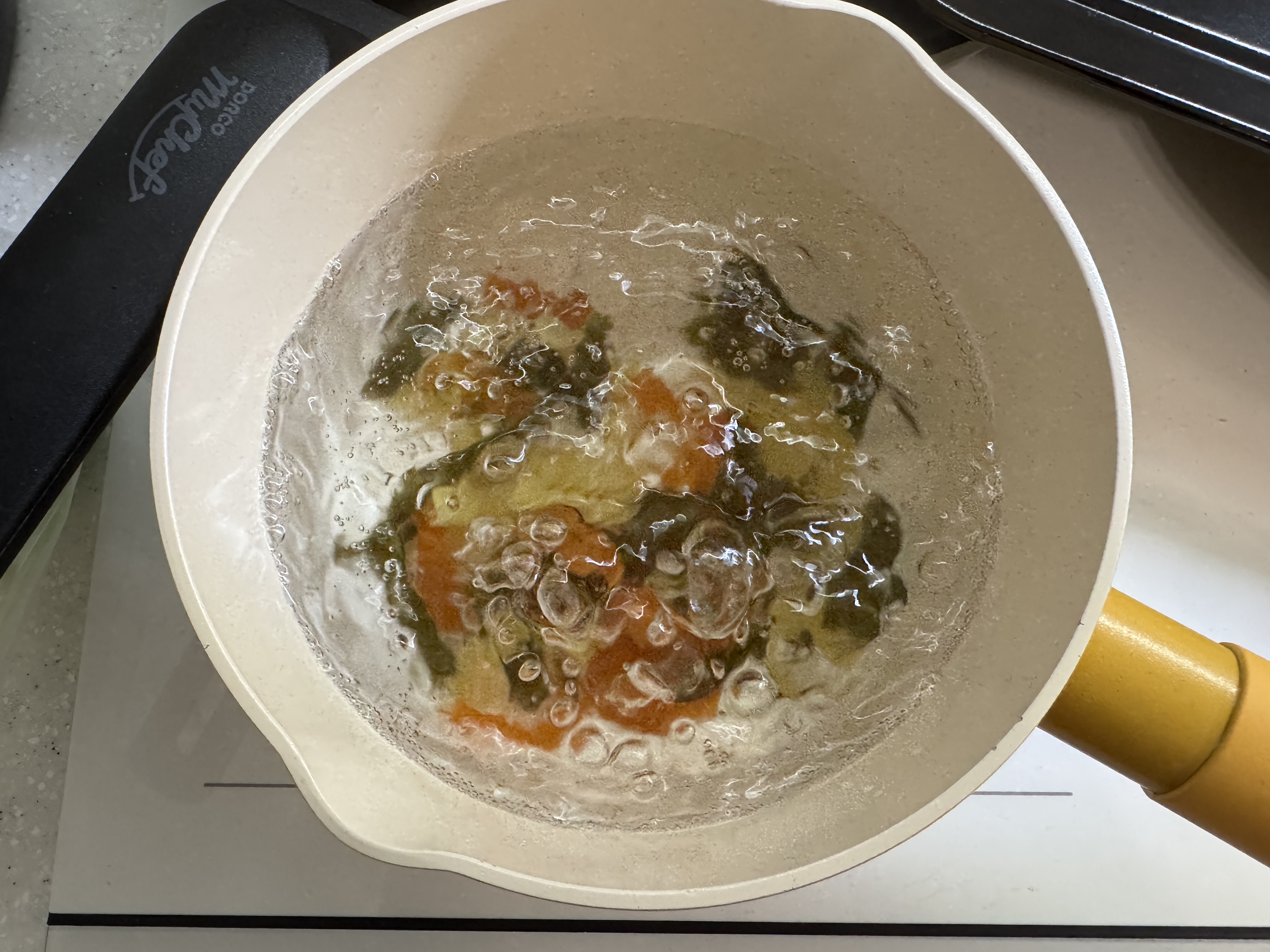 끓는 물에 푸실리 파스타 삶는 중 (조리 과정)