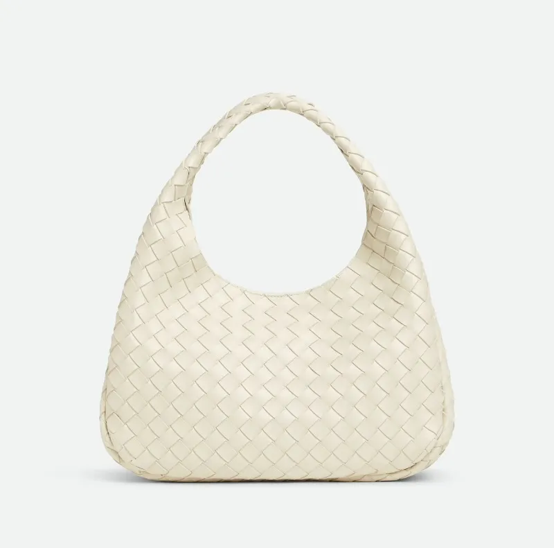 이영애 보테가, 이영애 보테가 베네타, 이영애 보테가 베네타 안디아모, 이영애 보테가 베네타 씨타백, 이영애 보테가 베네타 캄파나백, 보테가 베네타 가방, 보테가 베네타 스웨이드 백, 조용한 럭셔리 패션, 조용한 럭셔리 스타일, 4050 명품룩, 50대 명품 패션, 미니멀 명품백, 2025 가을 가방, 2025 패션 트렌드