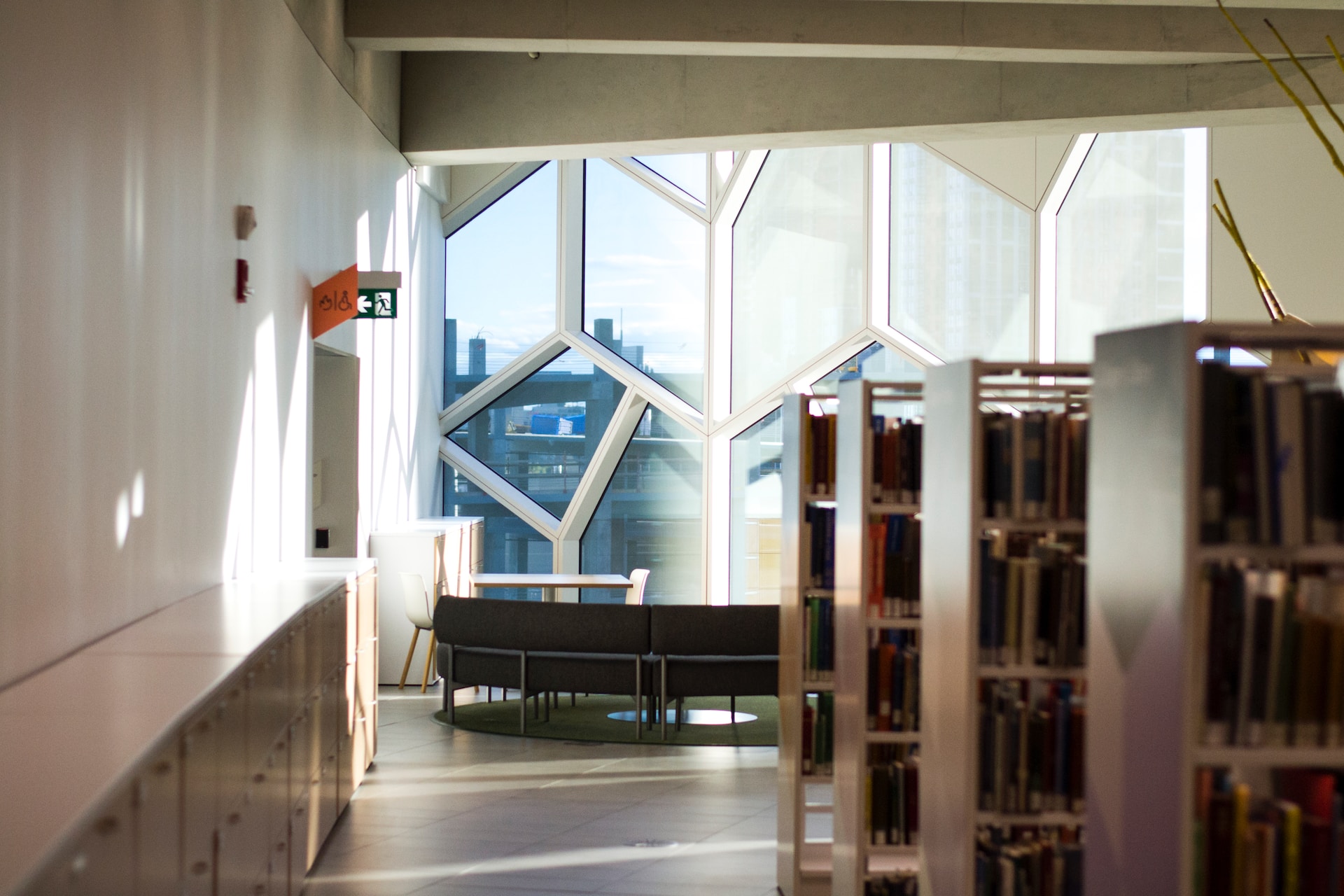 LEED는 건축물의 효율성과 지속 가능성을 평가하기 위해 다양한 인증 유형을 제공합니다.