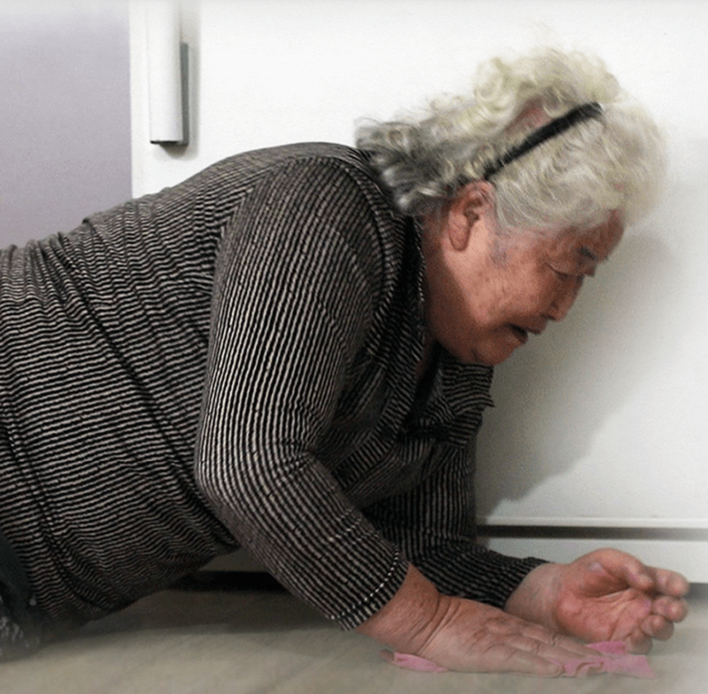 엎드려계신 할머니