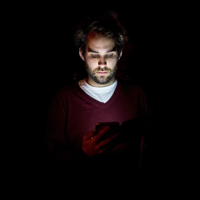 기술과 거리 두기: 현대인의 삶에 디지털 디톡스가 필요한 이유