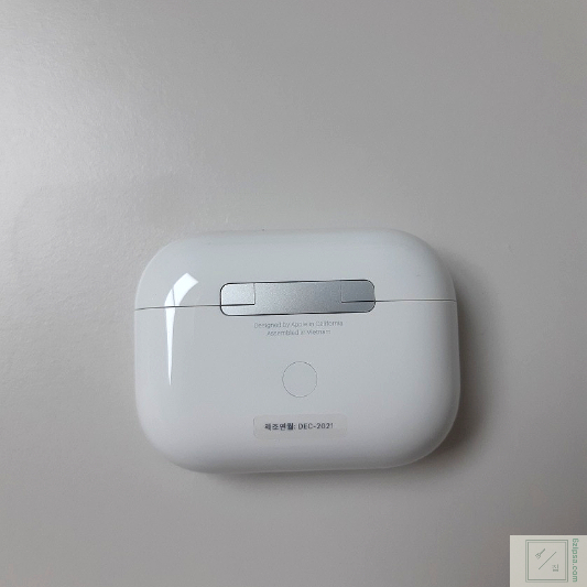 에어팟프로 충전케이스 후면 이미지 입니다.