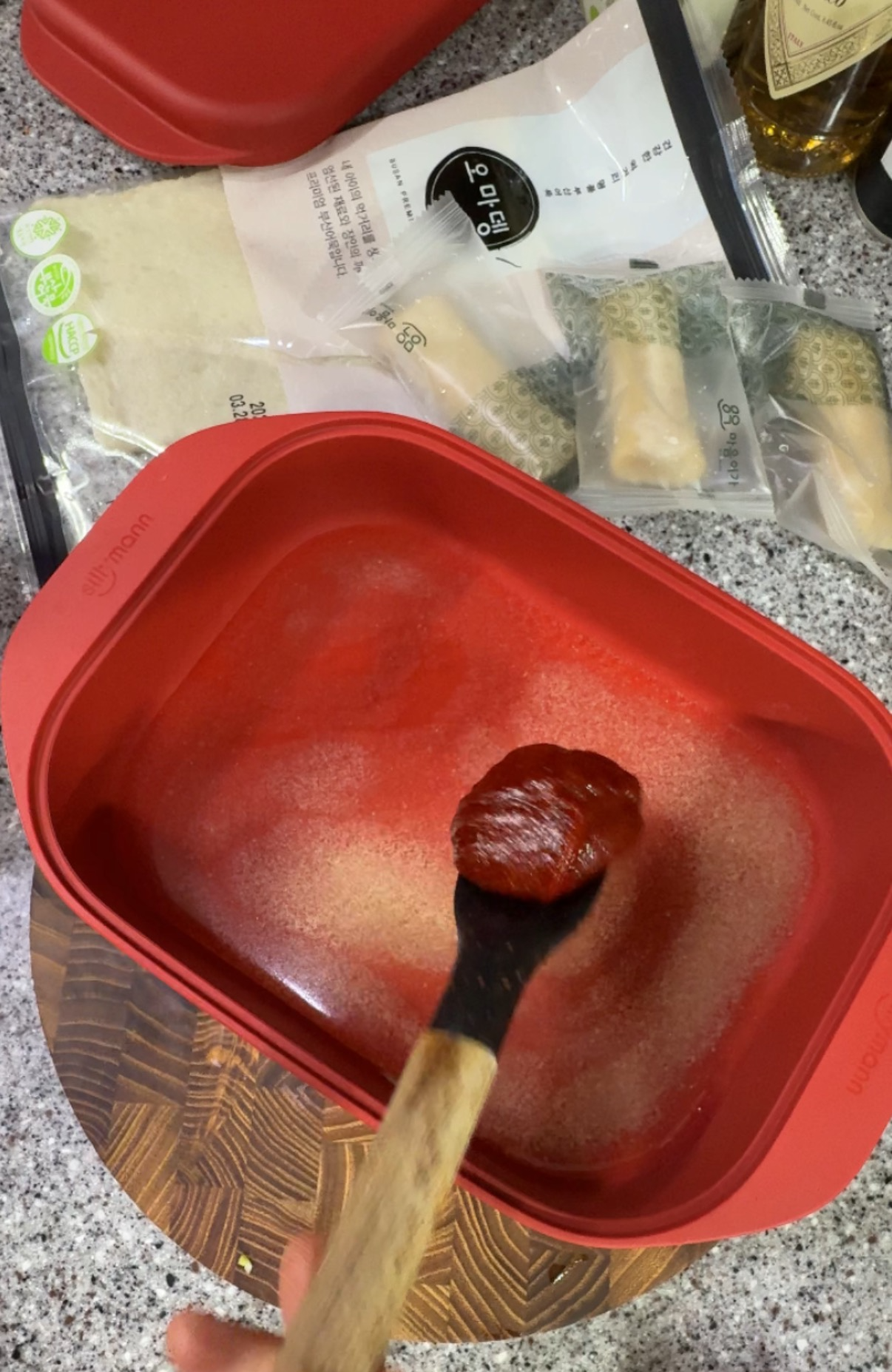 "전자레인지 용기에 고추장을 넣어 떡볶이 양념장을 준비하는 모습"