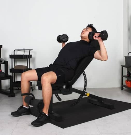 인클라인 덤벨 프레스 운동 모습