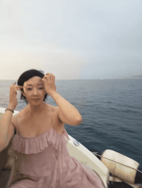 코타키나발루 요트 투어, 바람 부는 바다 위에서 머리 손질하며 사진 찍을 준비하는 내 사진