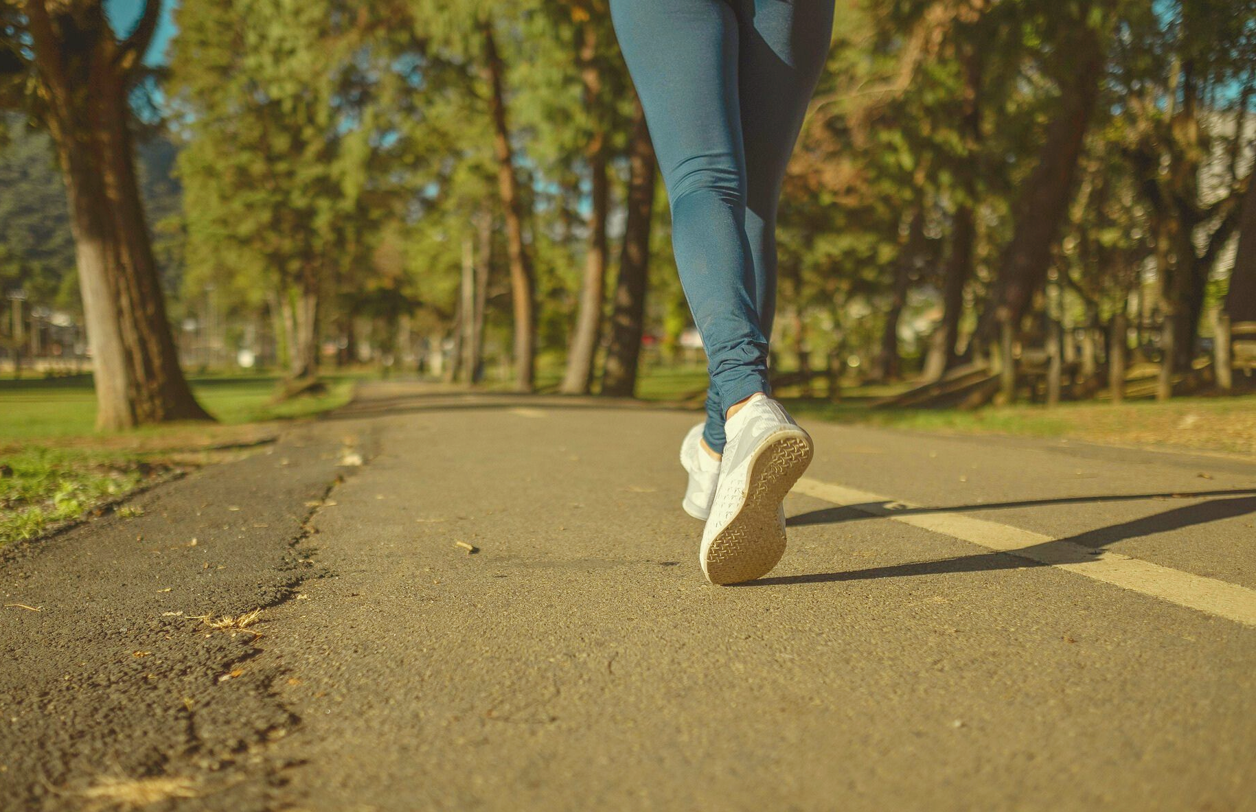 중년 여성 뼈 건강에 좋은 걷는 사진