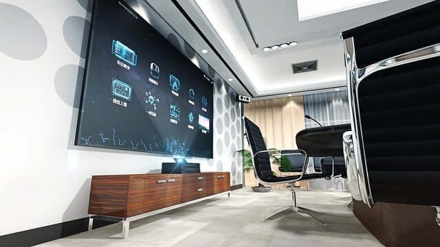 거실에 걸려있는 벽걸이 TV