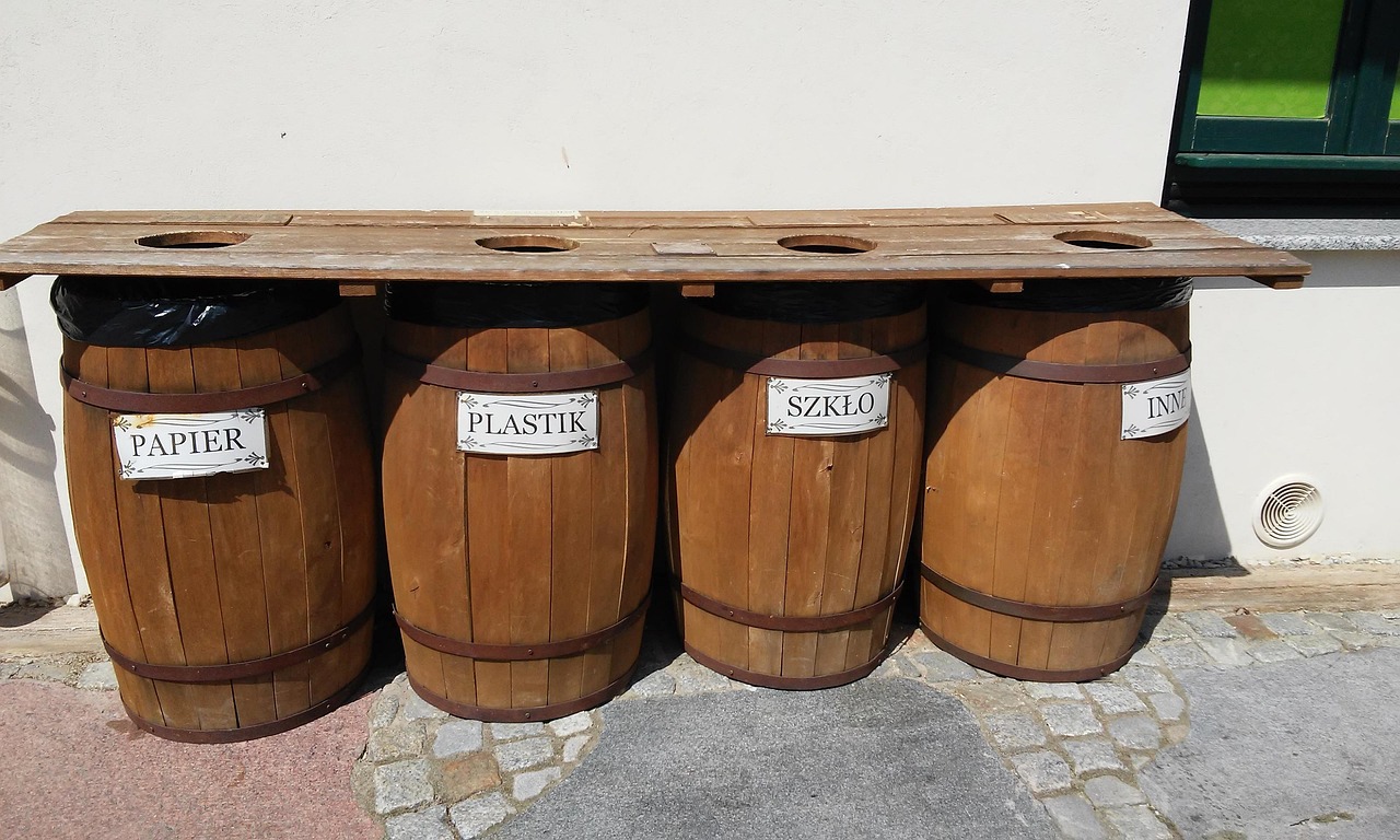 종이류, 플라스틱류, 재활용류 등으로 써붙여진 목재 분류통들