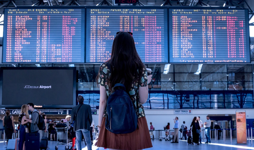 유학을 위해 공항에 있는 학생 이미지