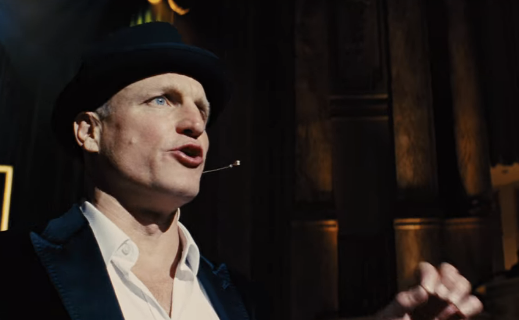 무대에서 말을 하고 있는 메릿 매키니