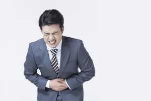 아랫배 아파하는 사람