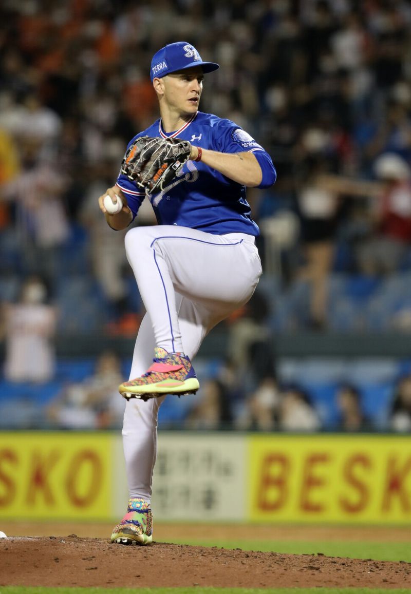 투수가 공을 던지는 사진