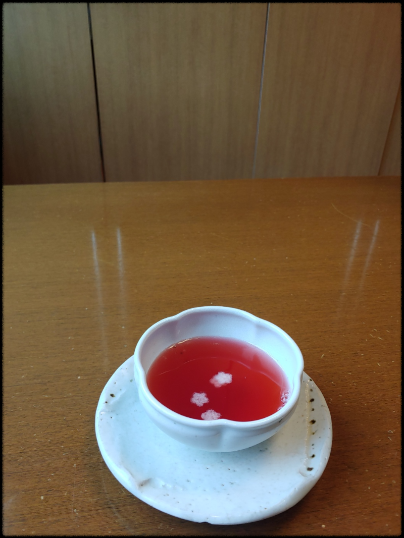 면접-때-정성스럽게-차려주신-자하손만두-오미자차-Omija-Tea/-An-aromatic-and-sour-beverage-五味子茶