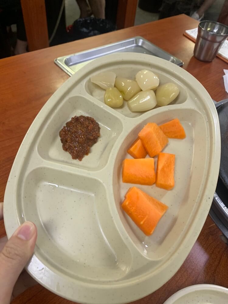 반찬 그릇에 담긴. 당근, 락교, 다데기