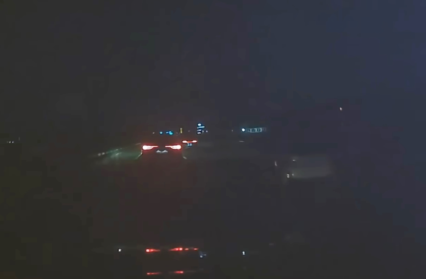 어두운-고속도로-스텔스-차량