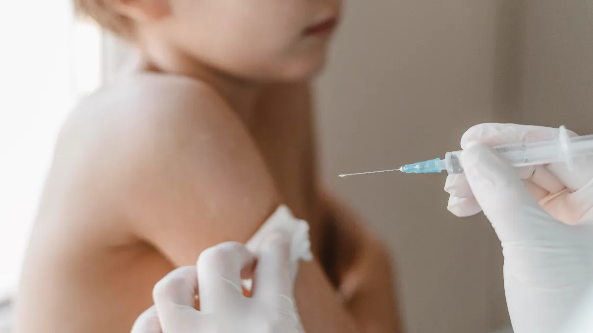 <a href="https://kr.freepik.com/free-photo/doctor-with-kid-getting-a-vaccine_11723030.htm#fromView=search&page=1&position=48&uuid=f2fe2086-afff-44c7-b844-8c9ae01eb44d">출처 freepik</a>