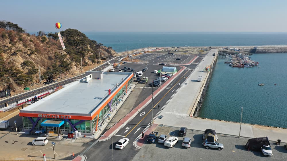 장고항 공영주차장과 항구 전경